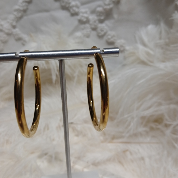 18k Hoop Earrings - Picture 4 of 7